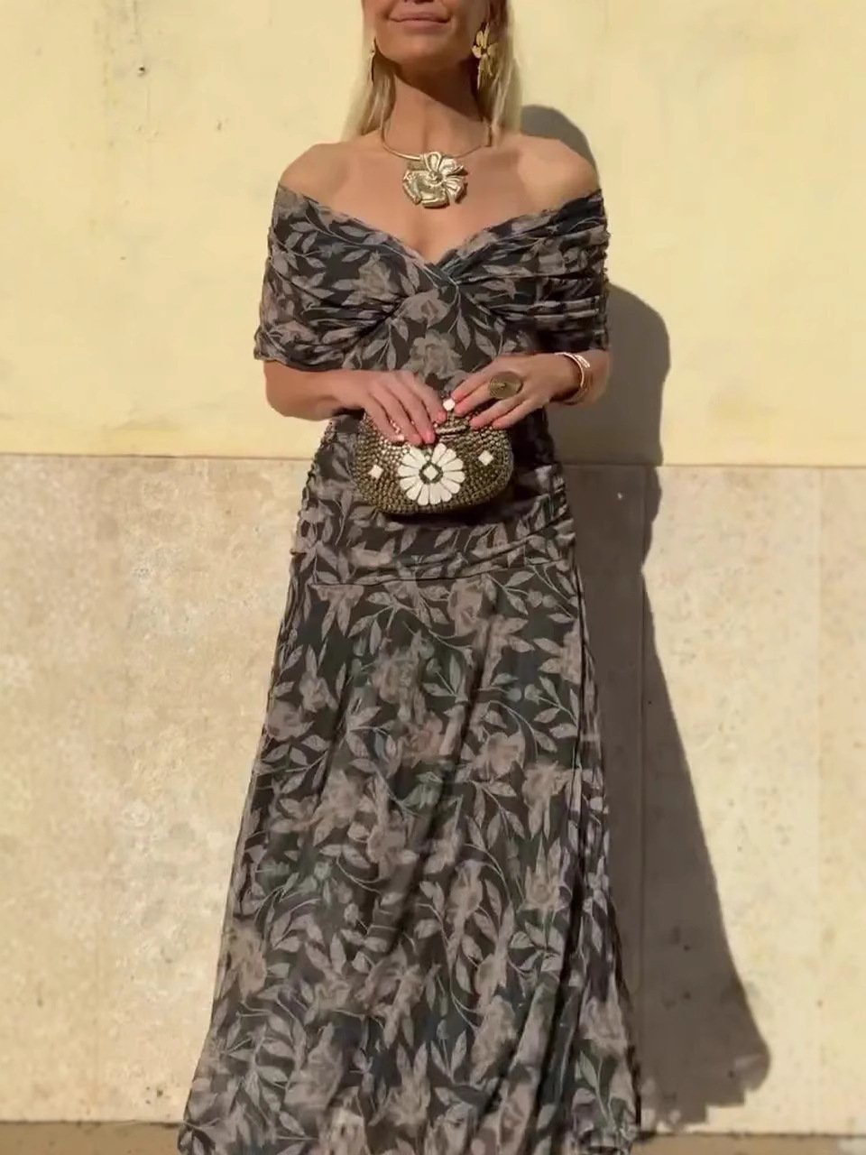 Auriska – Zwiewna sukienka maxi z kwiatowym wzorem